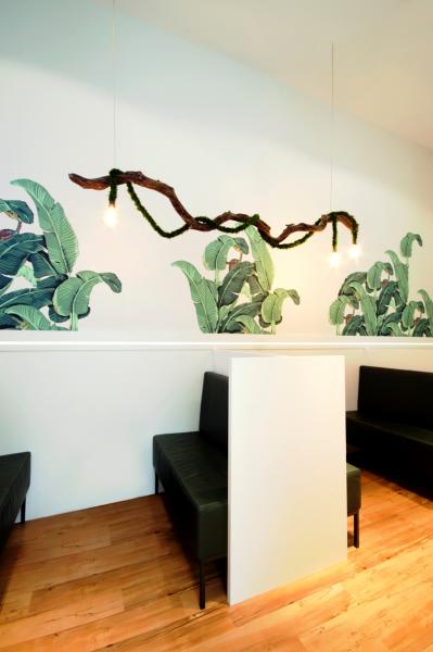 wachtkamer met liaan-lamp               